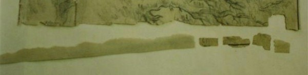 Vor der Restaurierung: rechts vorn die noch vorhandenen vom Original abgerissenen Randstücke, links ein Ergänzungspapierstreifen Vor der Restaurierung: rechts vorn die noch vorhandenen vom Original abgerissenen Randstücke, links ein Ergänzungspapierstreifen
