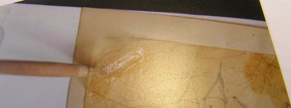 Eine Zeichnung auf Transparentpapier wird von einer Pappe abgelöst Eine Zeichnung auf Transparentpapier wird von einer Pappe abgelöst