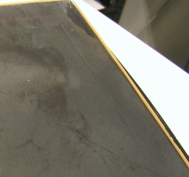 Druckfarbe hat sich an der Rahmenglasscheibe abgesetzt (Scheibe hier ausschnittweise separat vor schwarzem Hintergrund) Druckfarbe hat sich an der Rahmenglasscheibe abgesetzt (Scheibe hier ausschnittweise separat vor schwarzem Hintergrund)
