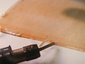 Ablösen von Selbstklebebändern, die hier auf einem Dokument starke und schwierig zu entfernende Klebstoffrückstände hinterlassen haben Ablösen von Selbstklebebändern, die hier auf einem Dokument starke und schwierig zu entfernende Klebstoffrückstände hinterlassen haben
